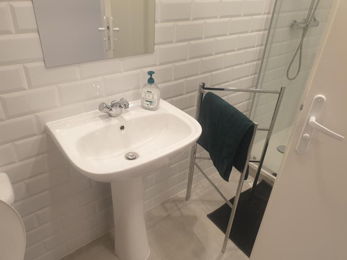 Appartements Renove 2023 Proche Aeroport 5Min, Gare Sncf 2 Min, Tramway Au Pied De L'Immeuble , Parking Possible, Renovated Apartments 2023 Near The Airport 5 Min, Train Station 2 Min, Tram Next To The Building 1 Min, Parking Possible Nice Luaran gambar