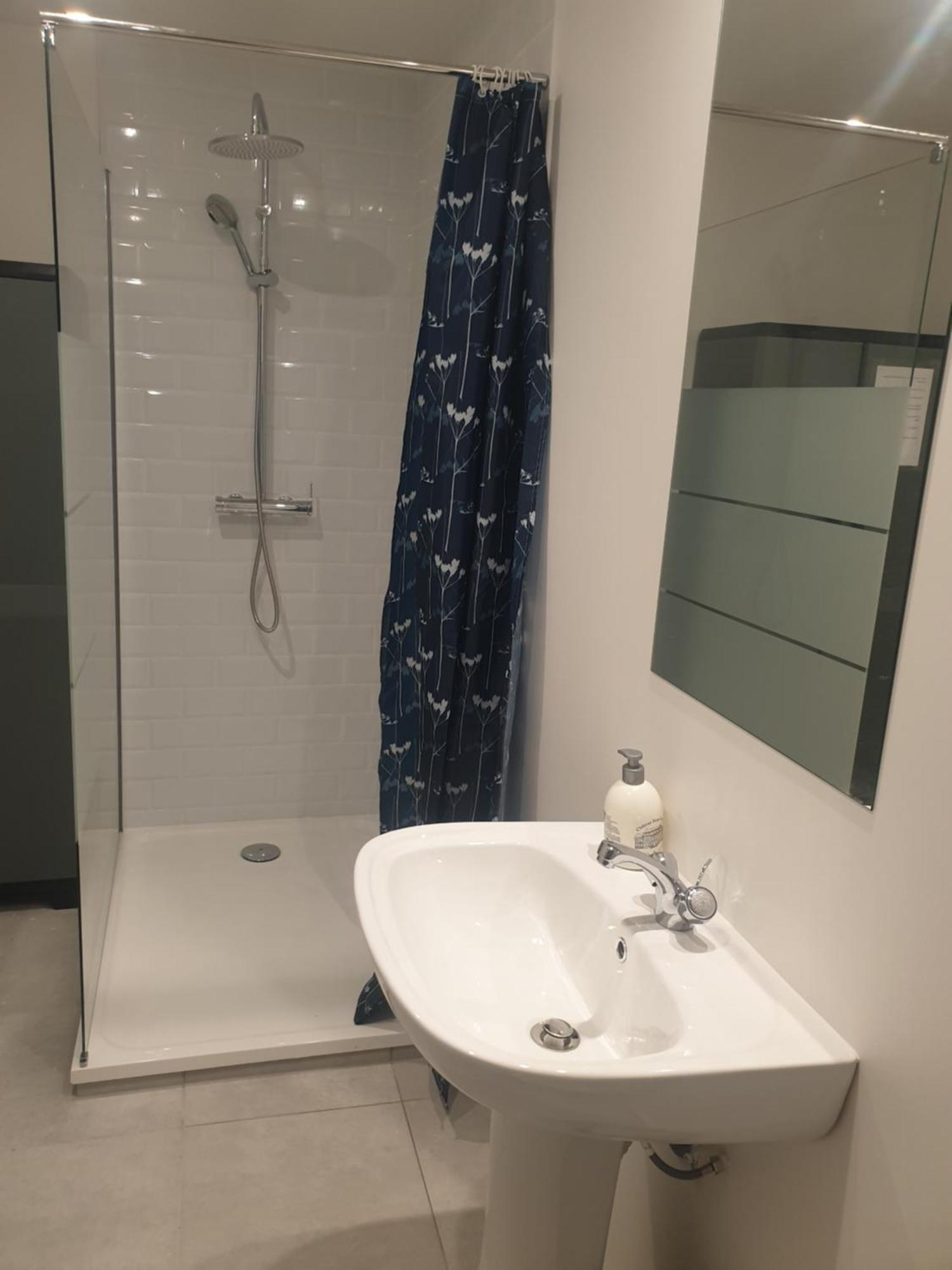 Appartements Renove 2023 Proche Aeroport 5Min, Gare Sncf 2 Min, Tramway Au Pied De L'Immeuble , Parking Possible, Renovated Apartments 2023 Near The Airport 5 Min, Train Station 2 Min, Tram Next To The Building 1 Min, Parking Possible Nice Bilik gambar
